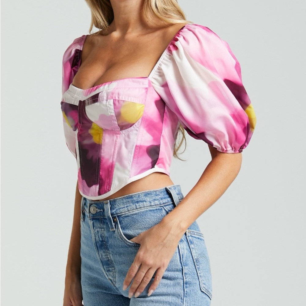 Sweetheart puff sleeve blouse.
